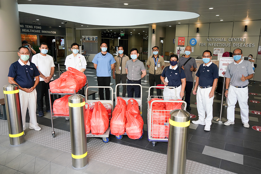 Tzu Chi Logistic Team Sends Love to Medical Personnel through Delivery of Vegetarian Meals