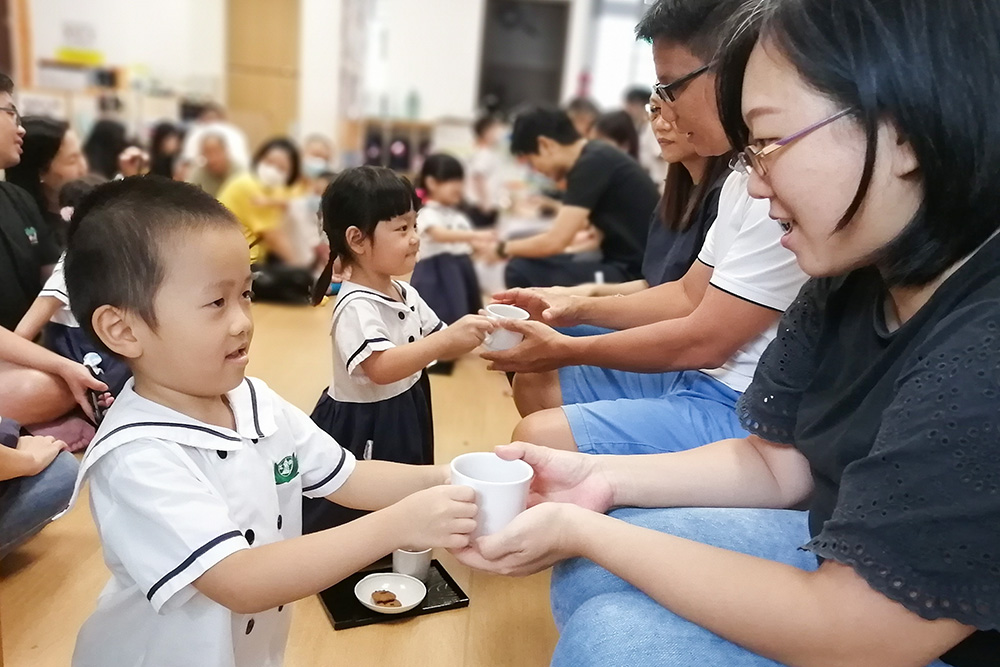 Children Show Love to Their Parents through a Heart-warming Tea Ceremony