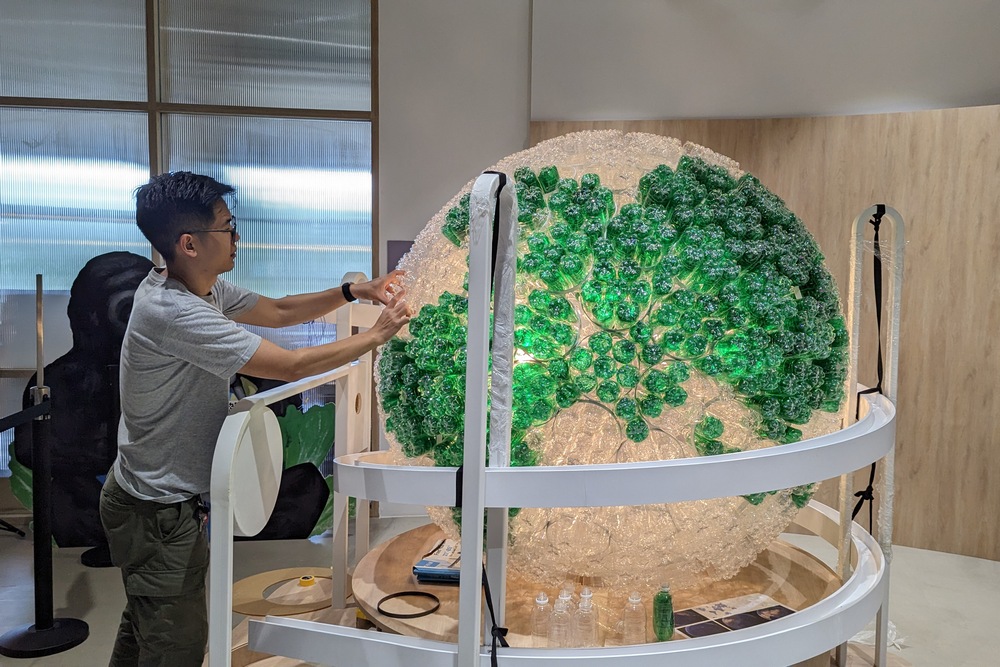 制作展馆的巨型地球装置，需要动用千余个塑料宝特瓶。（摄/ 郑颖坪）