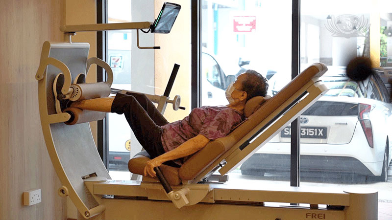 Seniors Improve Their Balance and Muscle Strength with Gym Tonic Equipment  