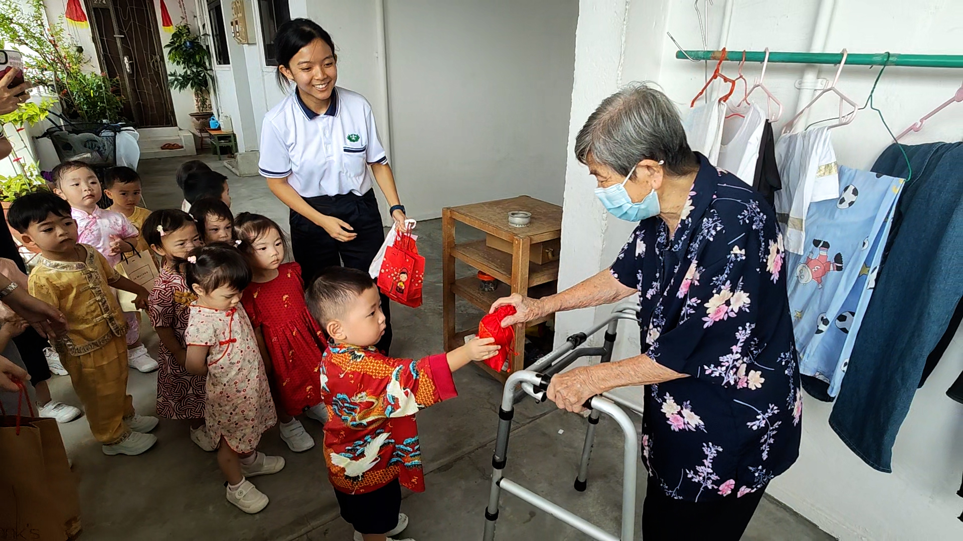 Children raise funds to send Lantern Festival blessings to the elderly